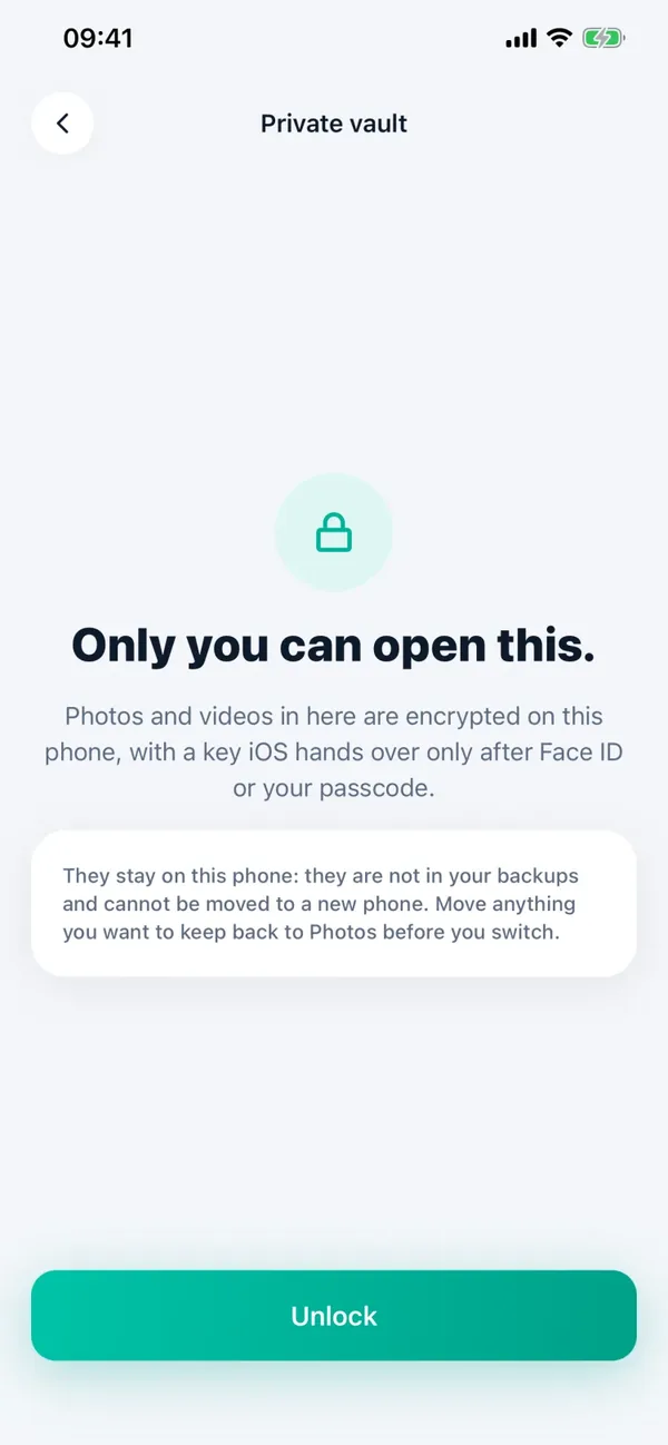 Màn hình Kho riêng tư của Minivid đang khoá (giao diện tiếng Anh): biểu tượng ổ khoá, dòng “Only you can open this.”, lời giải thích nội dung được mã hoá và chỉ mở bằng Face ID hoặc mật mã, ghi chú rằng nội dung không nằm trong bản sao lưu và không chuyển sang máy mới được, cùng nút Unlock