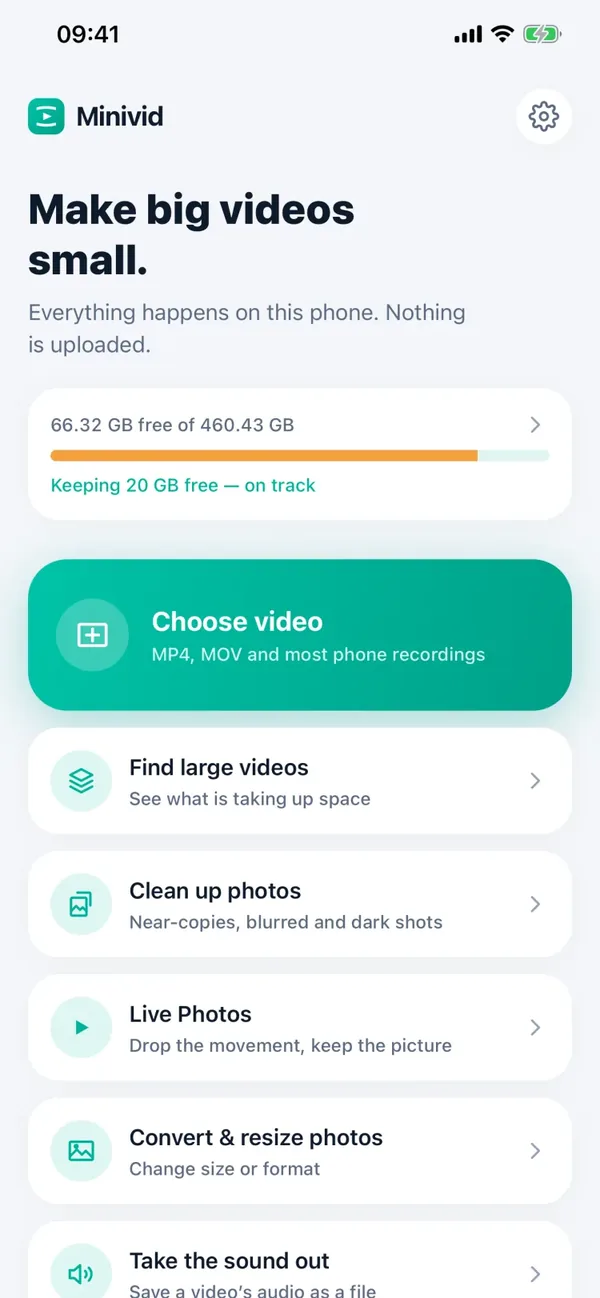 Màn hình chính của Minivid (giao diện tiếng Anh) với các công cụ Tìm video lớn, Dọn ảnh, Live Photos, Chuyển đổi ảnh và Tách âm thanh